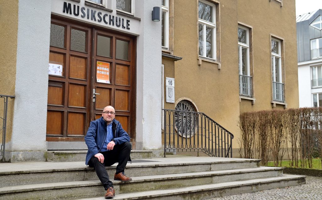 Foto: Alexander Sempf vor der Musikschule in Westend