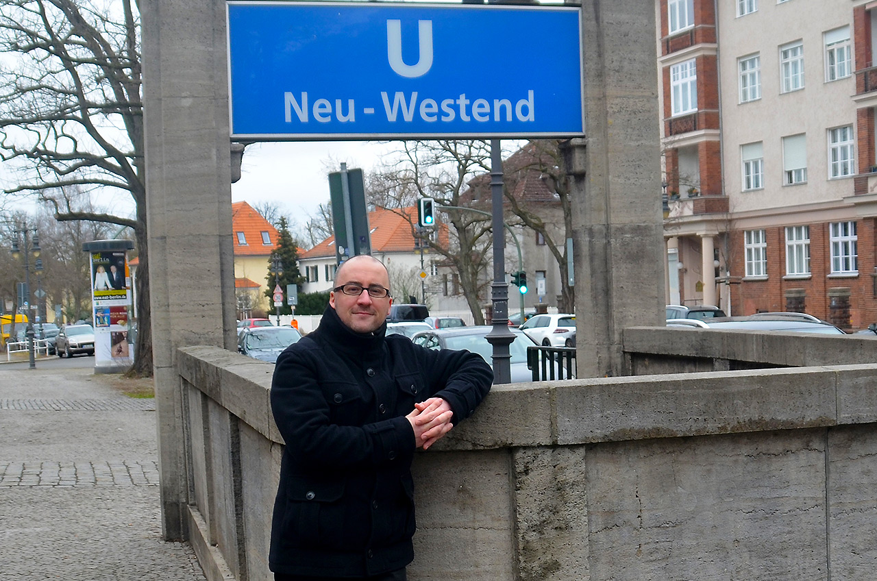 Alexander Sempf vor dem U-Bahnhof Neu-Westend