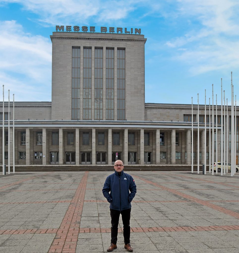 Foto: Alexander Sempf vor der Messe Berlin
